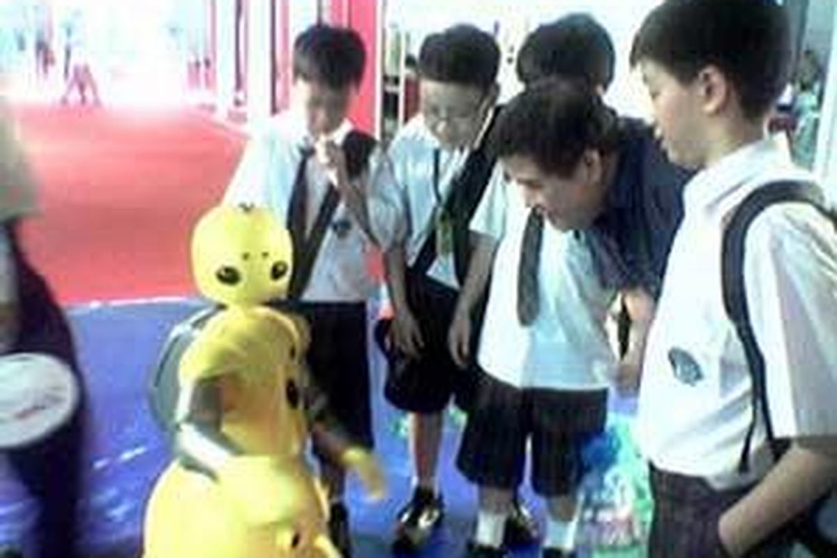 Sejumlah murid takjub melihat gerak Taiso yang dilakukan Wakamaru, sebuah robot lelaki teknologi Mitsubishi Heavy Industries yang hadir dalam Indonesia-Japan Expo 2008 di JIExpo Kemayoran, Jakarta mulai tanggal 1-9 November 2008.