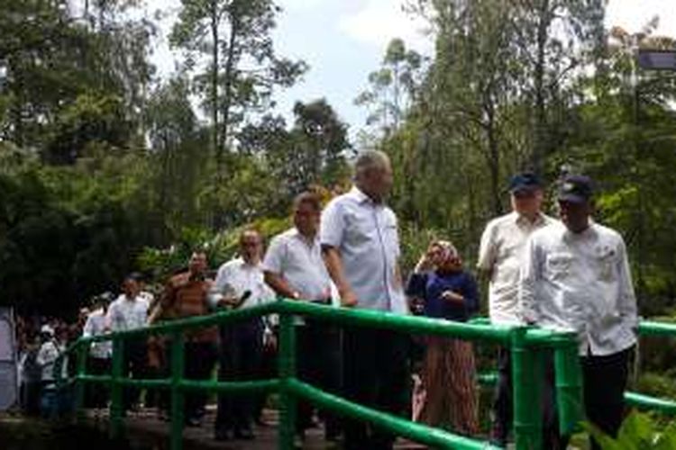 Menteri Pekerjaan Umum dan Perumahan Rakyat RI Basoeki Hadimoeljono (depan) bersama para menteri lainnya saat mengunjungi Arboretum Sumber Brantas di Kecamatan Bumiaji, Kota Batu, Jawa Timur, Jumat (6/1/2017)