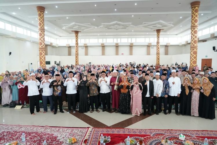 Wali Kota Cilegon Helldy Agustian berfoto bersama ratusan jemaah calon haji dari Kelompok Bimbingan Ibadah Haji dan Umrah Al Inayah. 