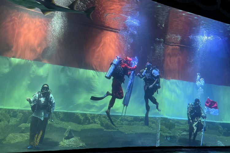 Bendera Merah Putih 12 Meter Dibentangkan di Dalam Aquarium Indonesia Pangandaran