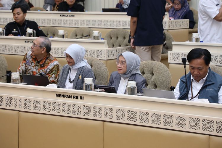 Menteri Pendayagunaan Aparatur Negara dan Reformasi Birokrasi (Menpan-RB) Rini Widyantini dalam Rapat Kerja dengan Komisi II Dewan Perwakilan Rakyat (DPR) Republik Indonesia (RI) di Jakarta, Rabu (12/2/2025).