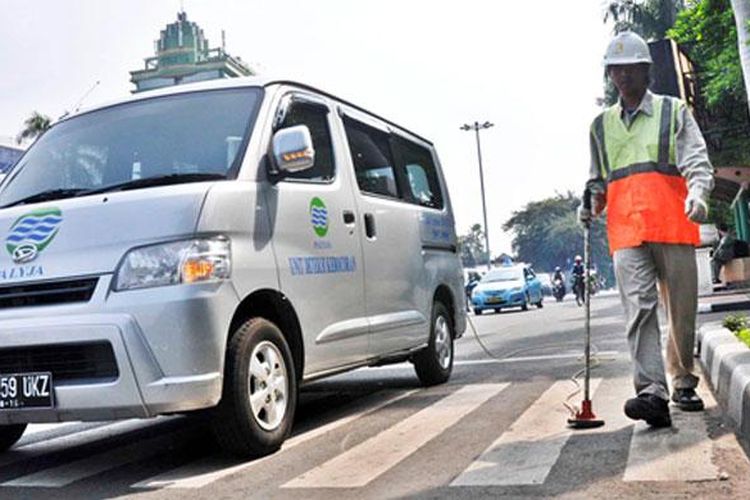 Dok. PALYJA (Pos Kota/Yogi Ayodya). Proses deteksi kebocoran pipa bawah tanah.