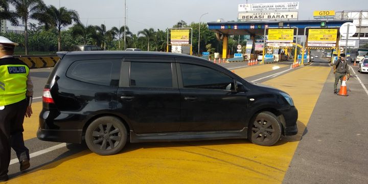 kendaraan pribadi memutar arah setelah diarahkan petugas di gerbang tol Bekasi Barat karena tidak sesuai tanggal, Kamis (12/4/2018)