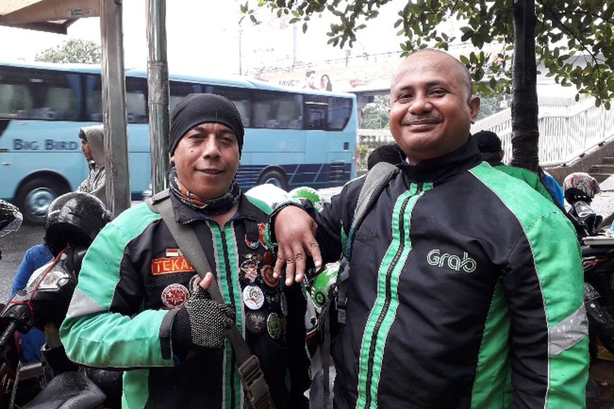 Billy (kanan) pengemudi ojek online dari Balikpapan, Kalimantan Timur, yang ikut berunjuk rasa di depan gedung DPR RI, Jakarta, Senin (23/4/2018).