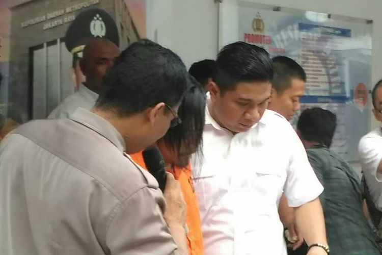 Zul Zivilia (berbaju oranye) saat pers rilis kasus narkoba di Mapolda Metro Jaya, Semanggi, Jakarta Selatan, Jumat (8/3/2019). Tampak dari belakang Kabid Humas Polda Metro Jaya Kombes Pol Argo Yuwono (kiri).