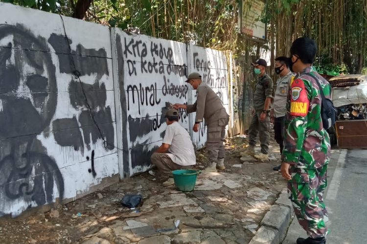 Mural bermuatan kritik terhadap pemerintah kembali dihapus oleh aparat. Teranyar, peristiwa ini terjadi di bilangan Citayam, Depok, Jawa Barat, Jumat (27/8/2021).