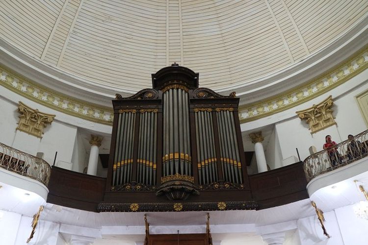 Organ pipa tua di Gereja Immanuel. Organ tersebut masih digunakan hingga kini