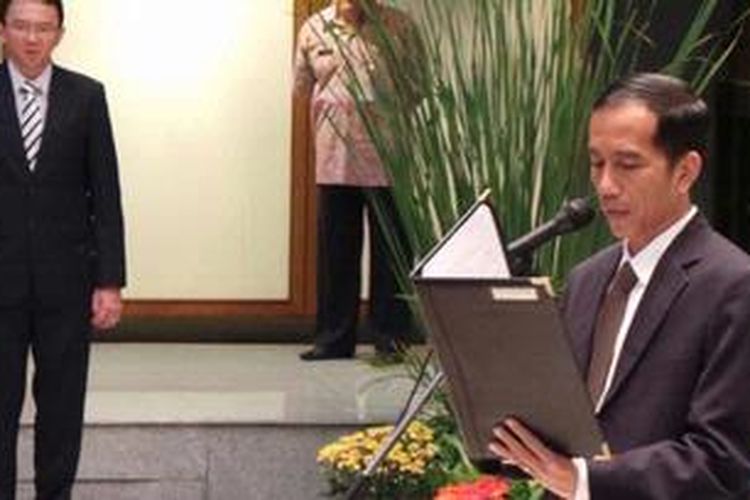 Gubernur DKI Jakarta Joko Widodo saat membacakan sumpah dalam pelantikan 20 pejabat baru, Kamis (14/2/2013) di Balaikota Jakarta.