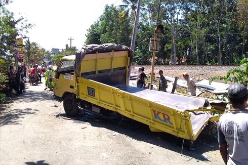 Truk Tertabrak KA di Perlintasan Tanpa Palang Pintu, Sopir Terlempar Keluar