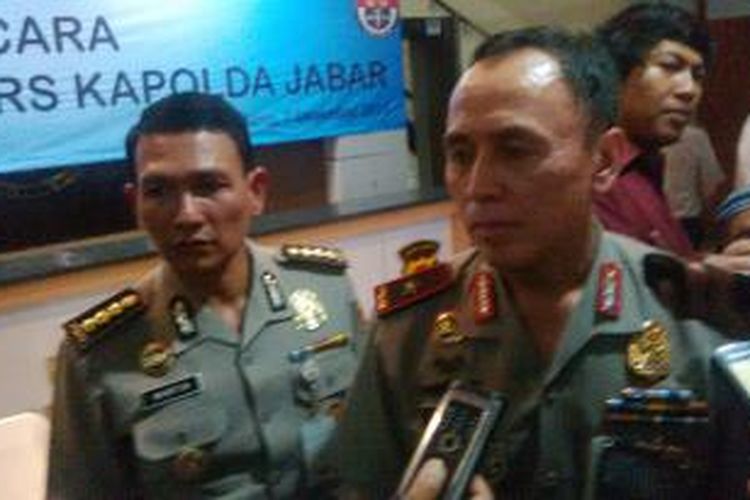 Kapolda Jabar yang baru Brigjend Pol. Mochamad Iriawan (kiri) dan Kabid Humas Polda Jabar Komisari Besar Martinus Sitompul di Mapolda Jabar, Sabtu, (07/12/2013)