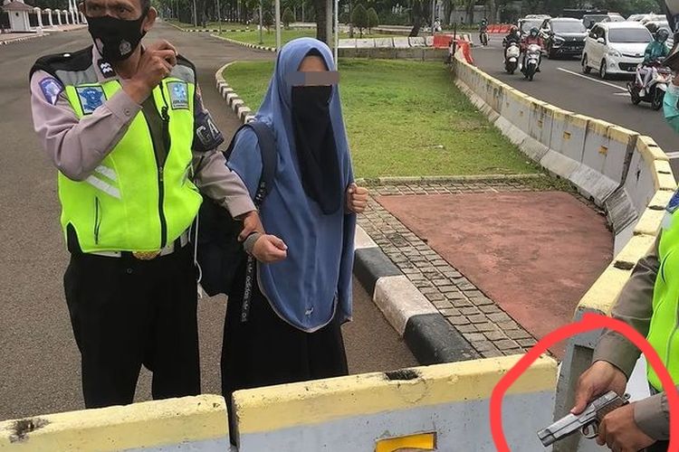 Seorang perempuan diduga membawa senjata api ditangkap polisi lalu lintas dan anggota Pasukan Pengamanan Presiden (Presiden) karena mencoba menerobos masuk ke area Istana Merdeka, Selasa (25/10/2022).