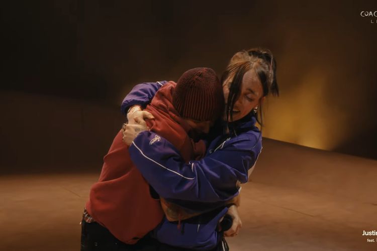 Justin Bieber Peluk Billie Eilish di Panggung Coachella 