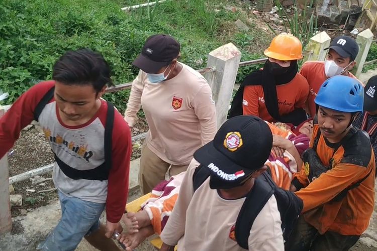 Seorang penyintas bencana dievakuasi para relawan ke Pos Kesehatan di Baros, Sukabumi, Jawa Barat, Jumat (18/2/2022).