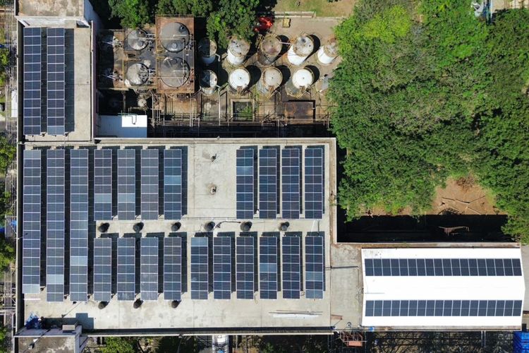 PT Dunia Kimia Jaya (DKJ) resmi mengoperasikan sistem panel surya perdana. 