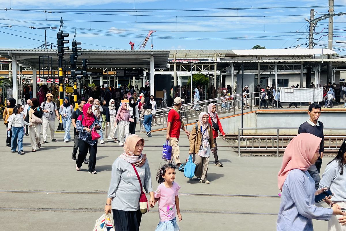 Penumpang Masih Padati Stasiun Bogor untuk Habiskan Sisa Liburan