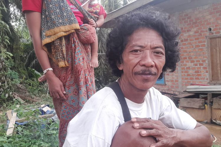 Naliti dari Kelompok Kedundong Mudo pulang dari mejual dua karung berondolan sawit di Desa Bukit Suban, Kecamatan Air Hitam, Kabupaten Sarolangun, Jambi Minggu (3/12/2023)