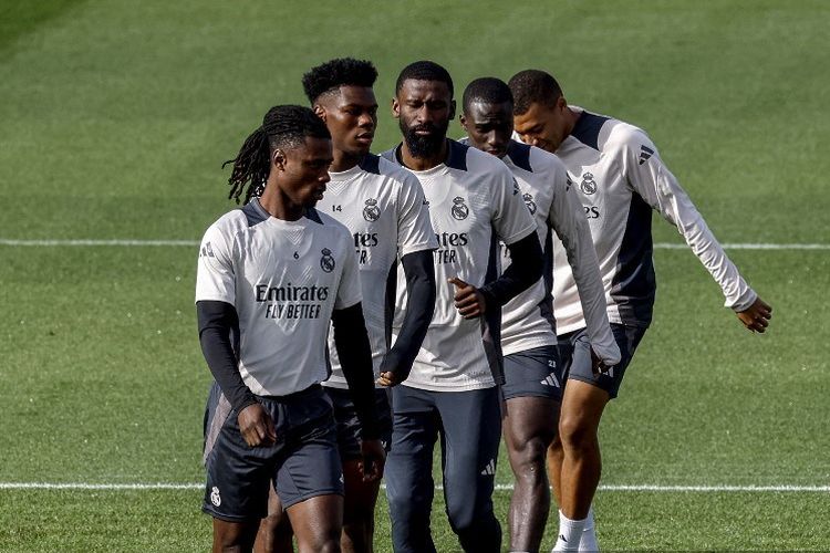 Gelandang Real Madrid Eduardo Camavinga (kiri) dan rekan satu timnya berbaris pada sesi latihan jelang laga Liga Champions melawan AC Milan di fasilitas latihan klub Valdebebas, di pinggiran Madrid, pada 4 November 2024.