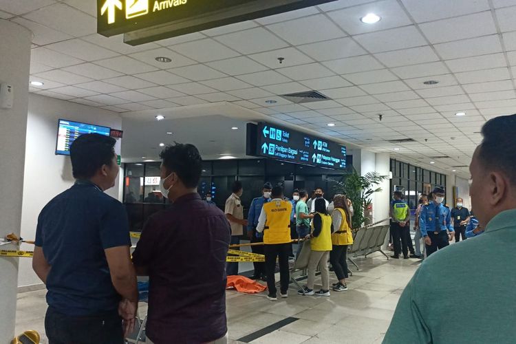 Polisi saat mengevakuasi jasad wanita yang ditemukan tewas membusuk di lift Bandara Kualanamu, Deli Serdang, Kamis (27/4/2023) malam.