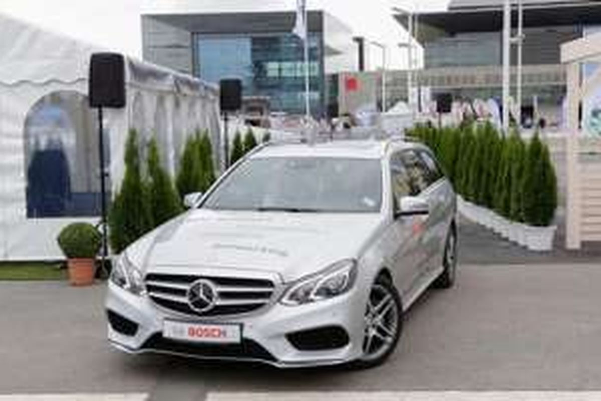 Uji coba piranti pencari parkir kosong yang dilakukan Bosch bersama dengan Mercedes Benz.