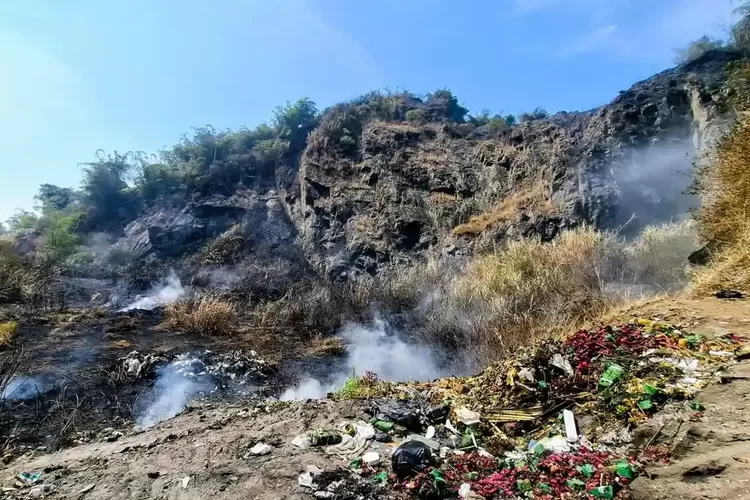 Gudang Rongsokan Terbakar, Api Merambat ke Lereng Gunung Batu Paseban