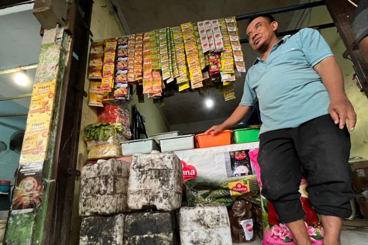 Pedagang di Pasar Pagi Kota Tegal, Taufik (50) menunjukan jerigen wadah minyak goreng curah yang belakangan stoknya kosong, Selasa (29/3/2022)