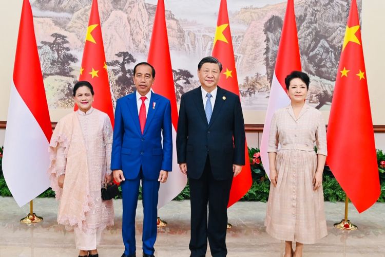 Presiden Joko Widodo dan Ibu Iriana Joko Widodo saat bertemu Presiden China Xi Jinping dan istrinya, Madam Peng, di Hotel Jiniu, Chengdu, China, Kamis (27/7/2023).