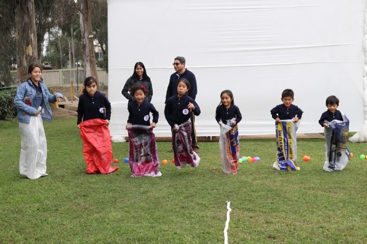 Lomba balap karung memeriahkan acara Hari Olahraga Nasional, HUT RI ke-74, sekaligus merayakan hari Anak Nasional di Circulo Militar Salaverry Lima, Peru, Peru, Sabtu (13/7/2019).