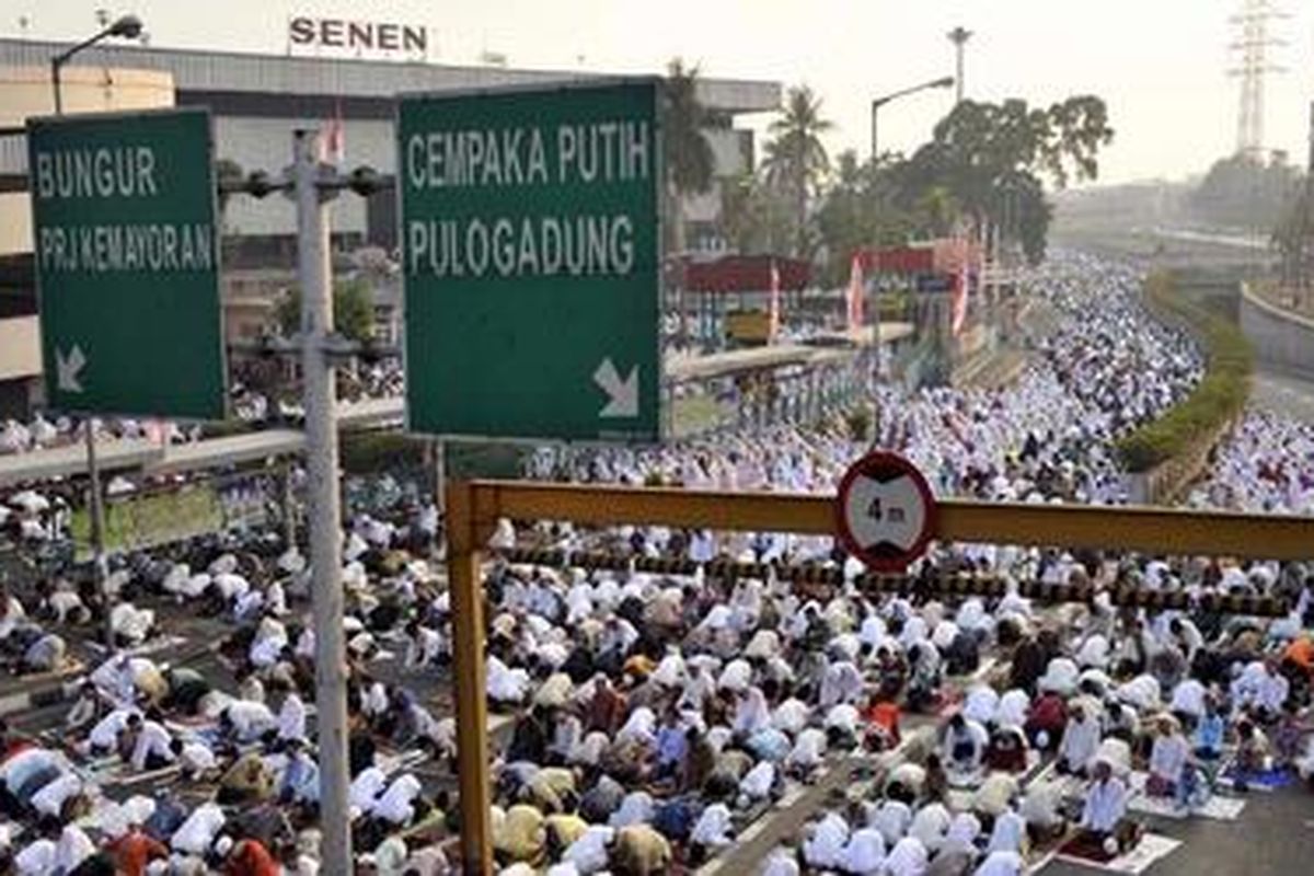 Ribuan umat Islam mengikuri Shalat Id di kawasan perdagangan Pasar Senen, Minggu (19/8/2012).