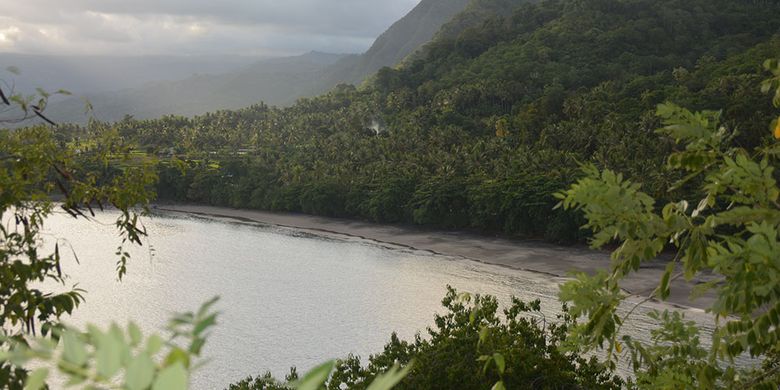 Pantai Enagera di bagian selatan dari Kabupaten Nagekeo sangat eksotis saat matahari terbenam. Obyek wisata ini sedang gencar dipromosikan oleh pemuda Maupongo dengan memulai Festival Pantai Enagera-Maupongo-Nagekeo, Flores, NTT, Selasa (26/2/2019). 