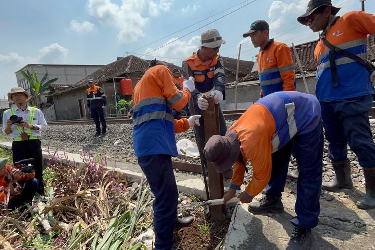 Daop 6 Yogyakarta Tutup Pelintasan Liar di Sukoharjo, Petani Mulai Bingung Cari Jalan Alternatif