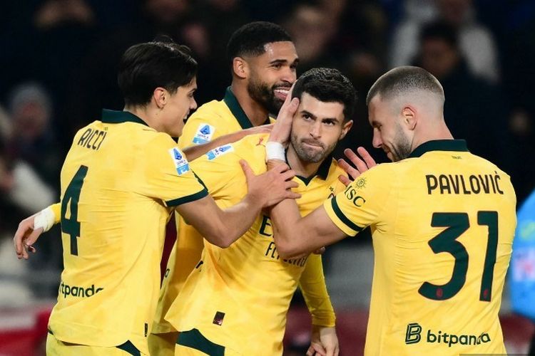 Christian Pulisic (tengah) merayakan gol dengan rekan satu timnya yakni Samuele Ricci dan bek Serbia Strahinja Pavlovic dalam pertandingan sepak bola Serie A Liga Italia antara Torino vs AC Milan di stadion Allianz di Turin, pada 8 Desember 2025. (Foto oleh Marco BERTORELLO / AFP)