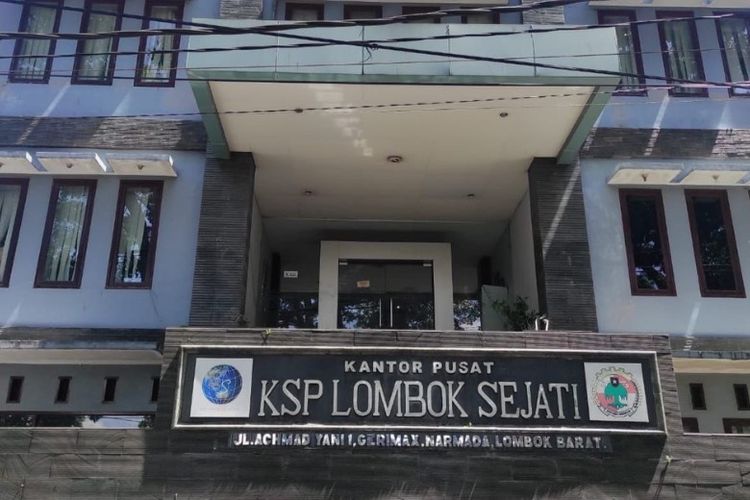 Kantor pusat KSP Lombok sejati terletak di Jalan Achmad Yani Nomor 1 Kabupaten Lombok Barat NTB