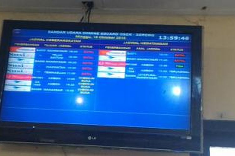 Sejumlah penerbangan di Bandara Domine Eduard Osok, Sorong, Papua, dibatalkan akibat kabut asap di sejumlah wilayah di Papua, Minggu (18/10/2015).