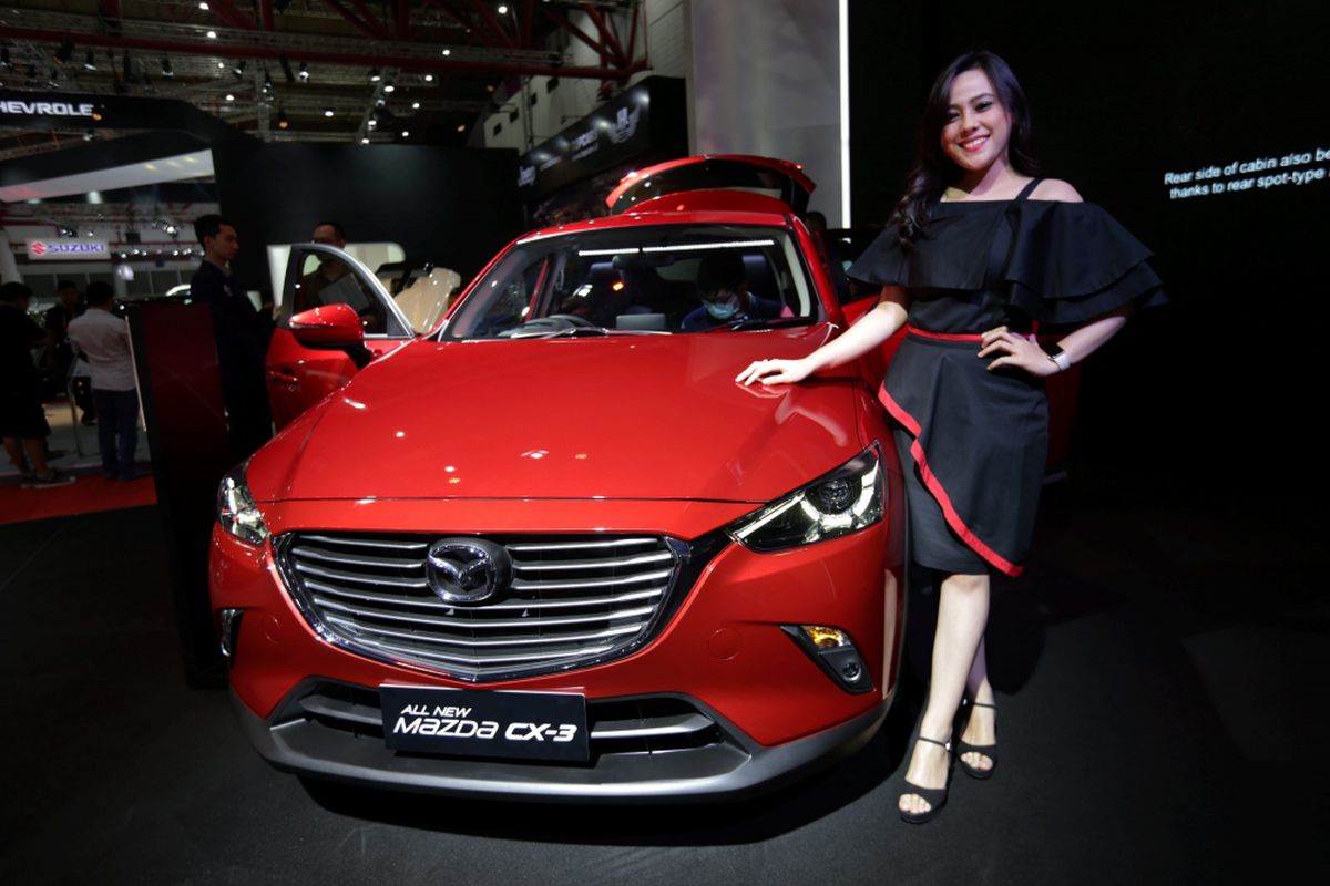 Sales promotion girl berpose di samping Mazda CX-3 generasi terbaru saat ajang Indonesia International Motor Show (IIMS) 2017 di JI Expo, Kemayoran, Jakarta, Jumat (28/4/2017).