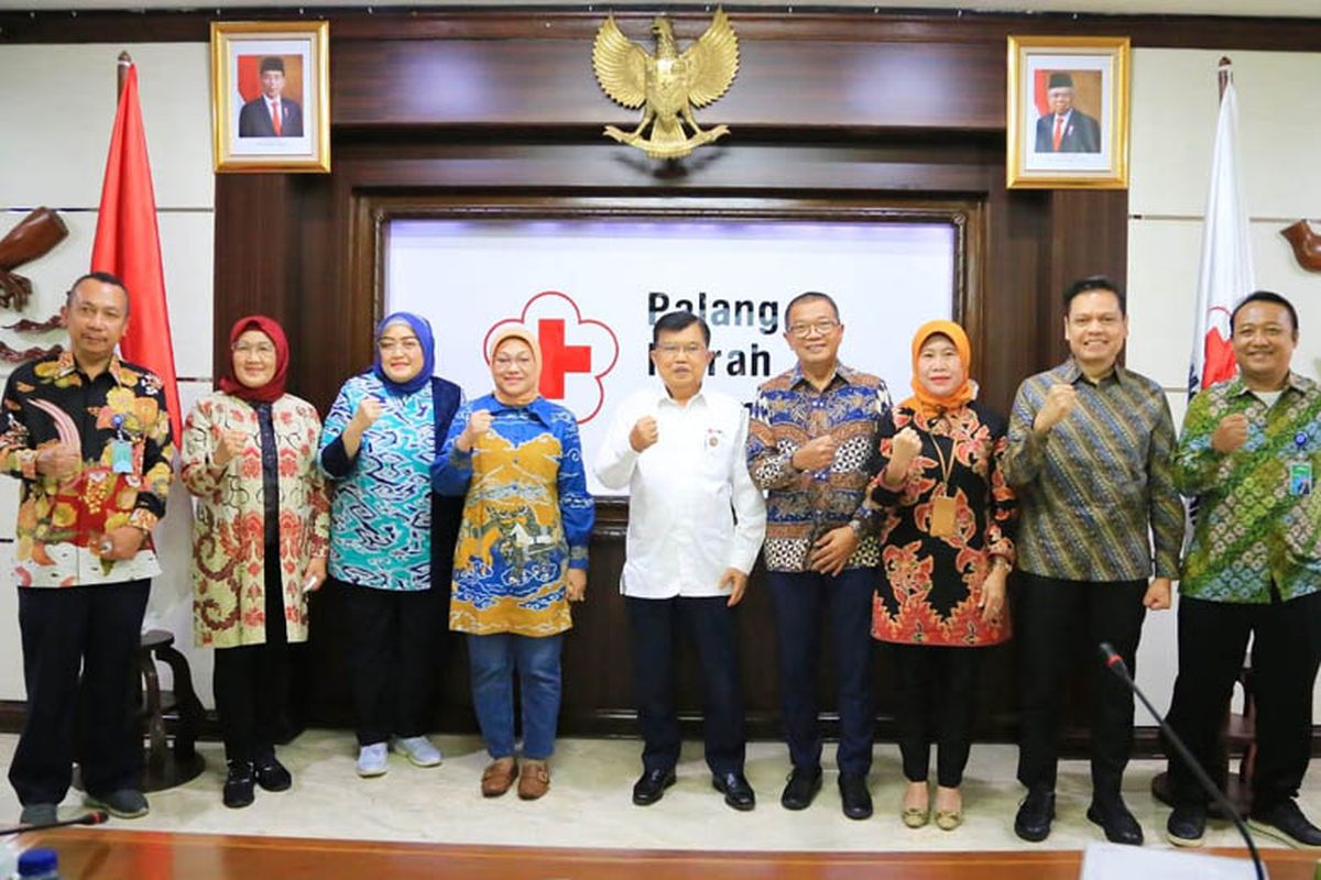Menteri Ketenagakerjaan Ida Fauziyah dan Ketua Umum PMI Jusuf Kalla usai Penandatanganan Kesepahaman Bersama Sinergitas Program PMI dan Program Pembangunan Bidang Ketenagakerjaan di Jakarta, Sabtu, (17/9/2022)