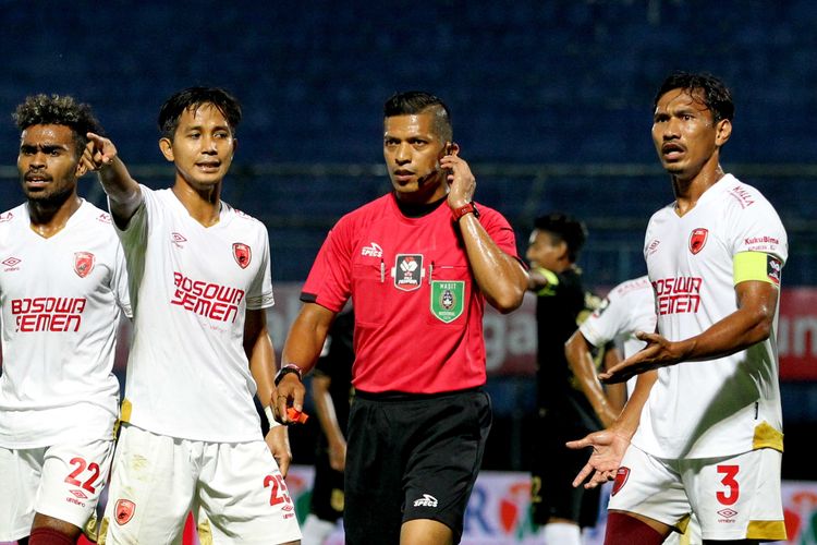 Pemain PSM Makassar Yacob Sayuri, ABdul Rahman dan Zulkifli Syukur melakukan protes kepada wasit Abdullah saat melawan PSM Makassar pada laga pertama babak 8 besar Piala Menpora 2021 yang berakhir adu penalti dengan skor 2-4 di Stadion Kanjuruhan Kabupaten Malang, Jawa Timur, Jumat (09/04/2021) malam.
