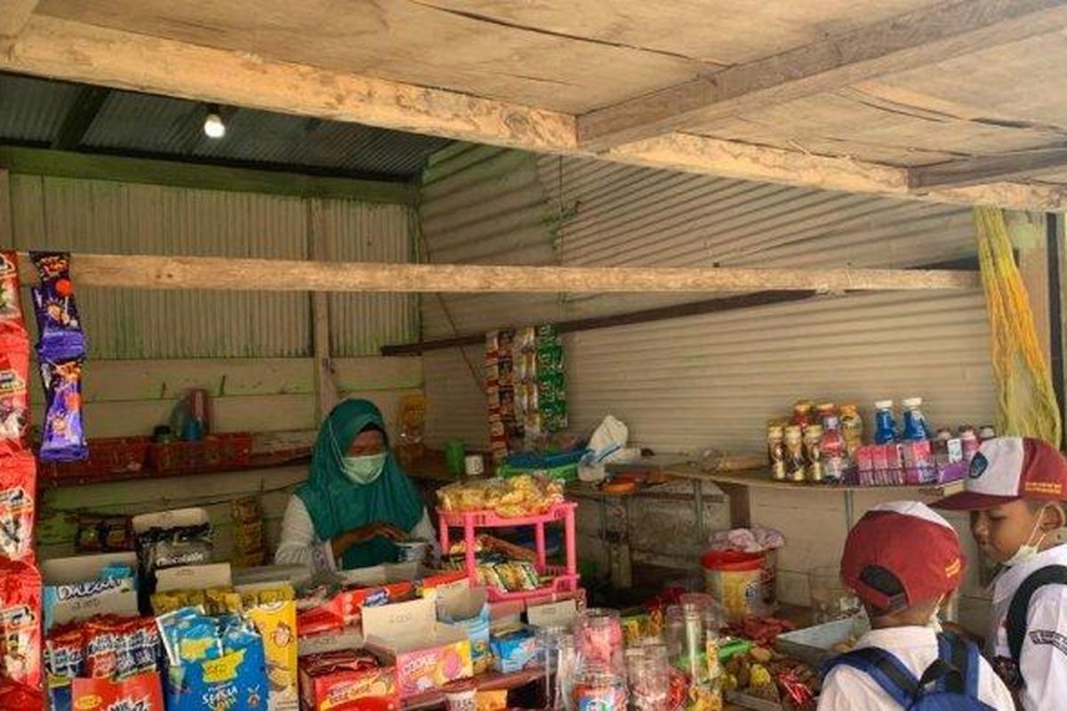 Seorang ibu penjual jajanan di kantin SD.