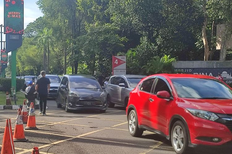 Arus lalu lintas di Jalan Pintu Satu Senayan macet jelang pertandingan Indonesia vs Vietnam pada Piala AFF 2022 di SUGBK, Jumat (6/1/2023).