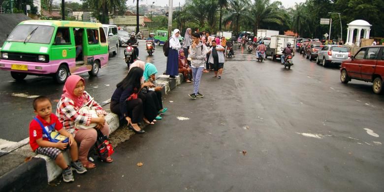 Sejumlah penumpang terlantar di Simpang Tugu Kujang, Kota Bogor, Rabu (27/04/2016). Para sopir angkutan perkotaan di Kota Bogor melakukan aksi unjuk rasa dan sweeping sebagai bentuk penolakan penerapan kebijakan Sistem Satu Arah (SSA) yang diberlakukan oleh Pemerintah Kota Bogor.