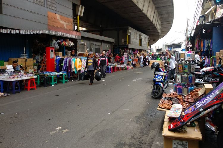 Kondisi wilayah pasar Asemka, Selasa (12/12/2017). Pasar yang terkenal dengan produk aksesoris dan mainan ini nampak semrawut dengan banyaknya pedagang di jalan dan parkir kendaraan di sisi jalan