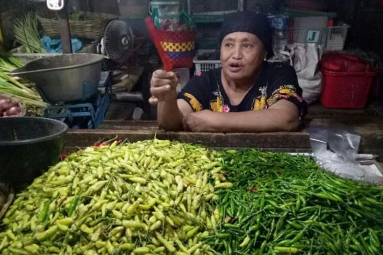 Muslikah, salahsatu pedagang cabai di Pasar Besar Kota Pasuruan yang kini tidak lagi menjual cabai merah karena harganya mencapai Rp.140 ribu/kg