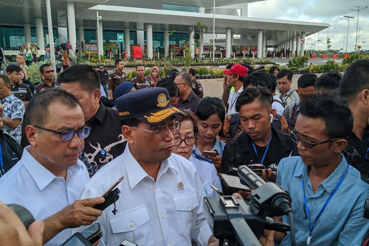 Menteri Perhubungan, Budi Karya Sumadi memberikan keterangan pers usai meninjau persiapan peresmian Bandara Internasional Syamsuddin Noor Banjarmasin di Banjarbaru, Rabu (18/12/2019).