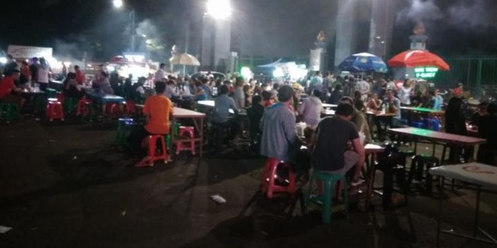 Lokasi baru sate taichan Senayan di depan gerbang GBK Jalan Plaza Barat.