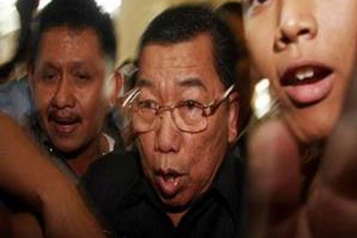 Kepala Jampidsus Kejaksaan Agung, Kemas Yahya (tengah) memenuhi pangilan pemeriksaan oleh Komisi Pemberantasan Korupsi (KPK) di Jakarta, Rabu (12/3). Dia diperiksa terkait kasus dugaan jaksa Urip Tri Gunawan menerima suap Rp 6,1 miliar dari debitor BLBI bermasalah.