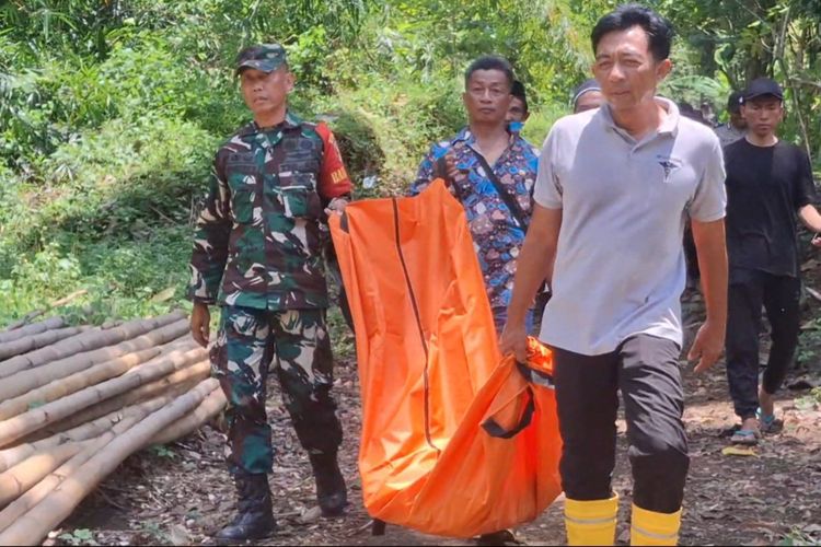 #---Temuan tulang kerangka manusia di lereng bukit Kecamatan Gondang Kabupaten Tulungagung Jawa Timur dievakuasi petugas, untuk dilakukan identifikasi dan sudah diketahui hasilnya, Kamis (23/10/2025).---#