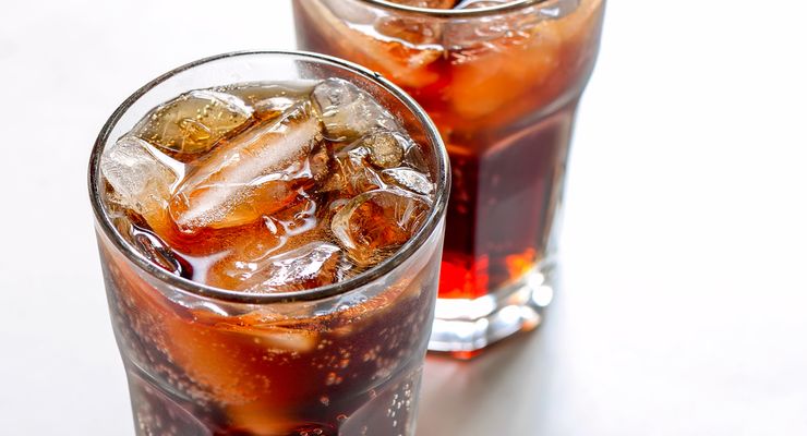 Mengapa Soda Mengeluarkan Suara Desis Saat Dituang ke Gelas?