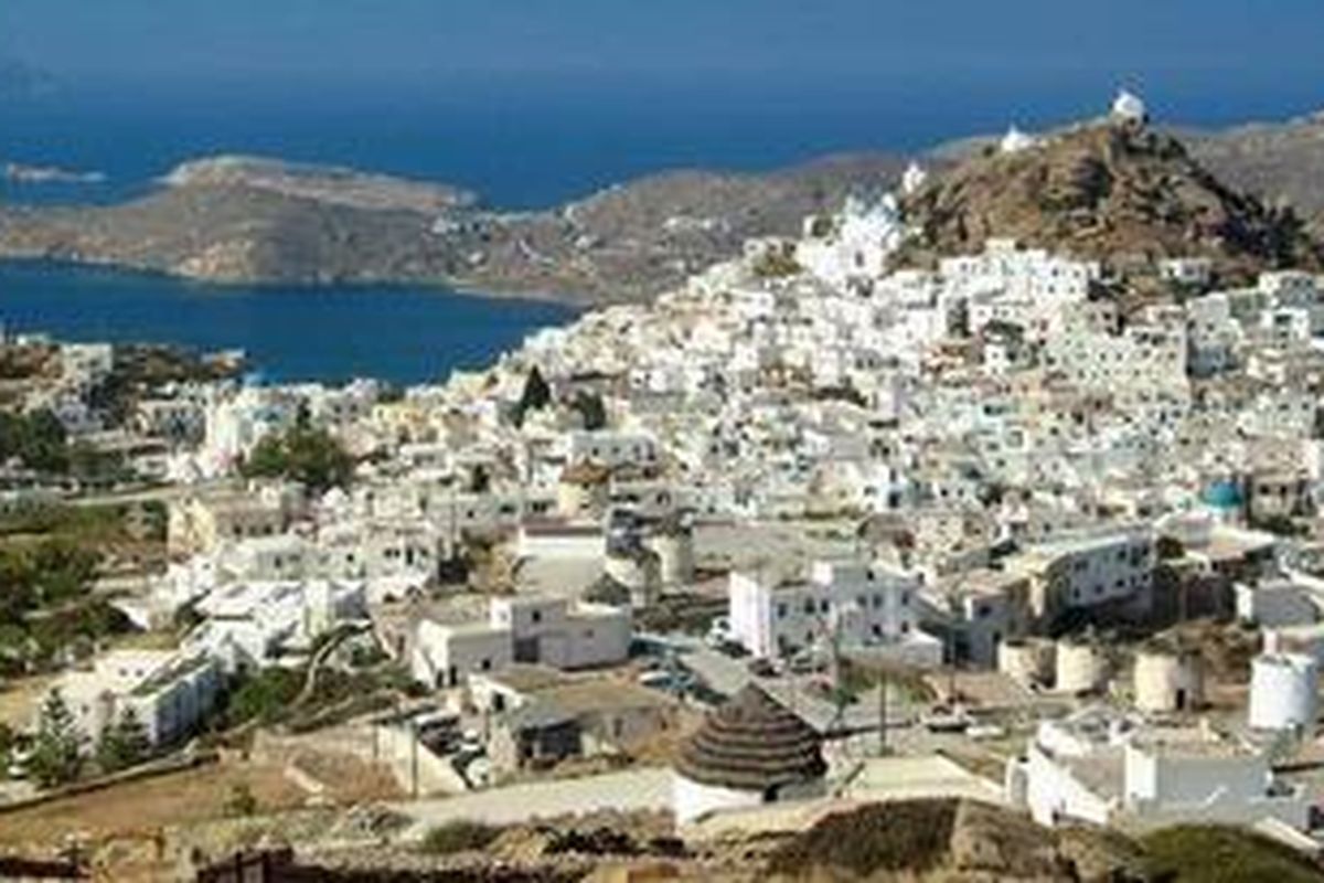 Pulau berpemandangan indah milik Yunani di Laut Tengah, tampak rumah-rumah, bangunan gereja dan biara-biara tua.