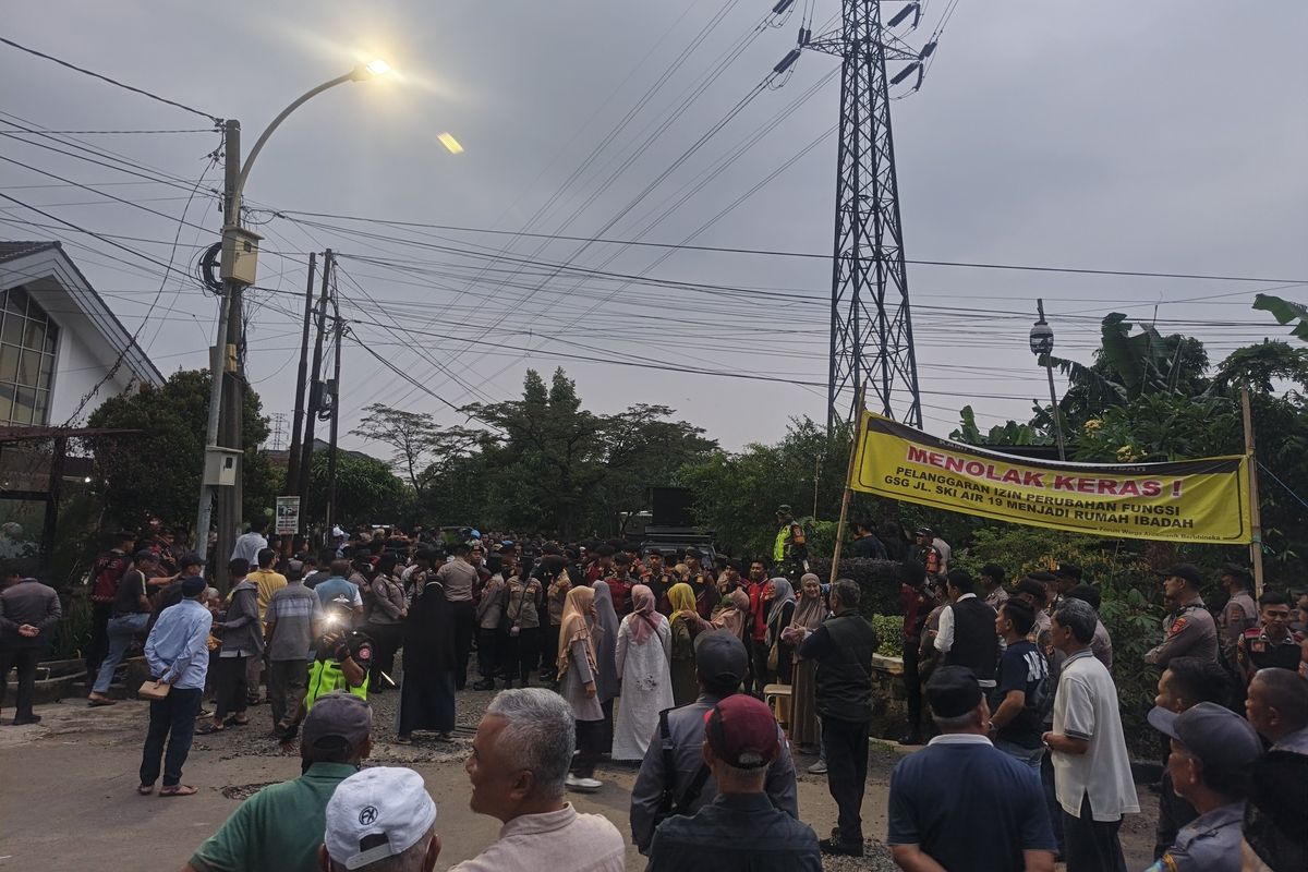 Forum Komunikasi Warga Arcamanik Berbhineka ketika berunjuk rasa menentang penggunaan Gedung Serba Guna (GSG) Arcamanik di Jalan Sky Air, Kelurahan Sukamiskin, Kecamatan Arcamanik, Kota Bandung, Jawa Barat sebagai tempat ibadah, Kamis (17/4/2025) sore.