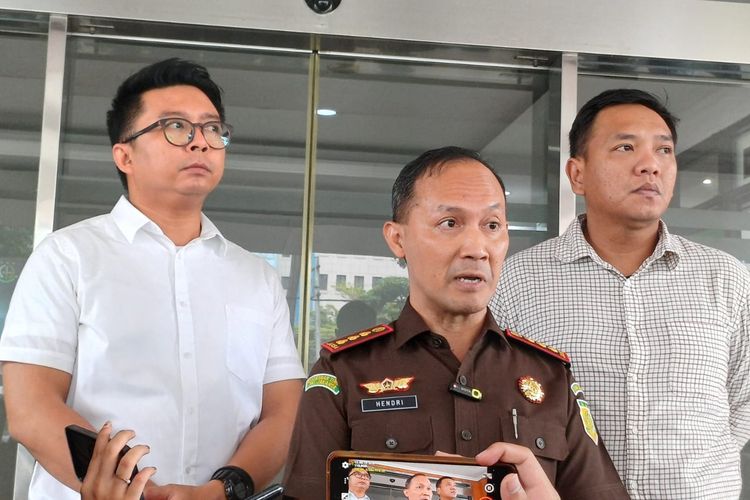 Kepala Kejaksaan Negeri Jakarta Barat (Kajari Jakbar) Hendri Antoro (tengah)