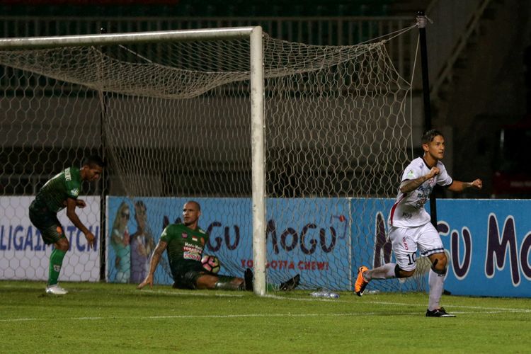 Pemain Bali United Irfan Bachdim (kanan) meluapkan kegembiraan setelah berhasil membobol gawang PS TNI pada pertandingan lanjutan Liga 1 di Stadion Pakansari, Cibinong, Bogor, Senin (10/7/2017). Bali United menang setelah menundukkan PS TNI dengan skor akhir 4-3. 